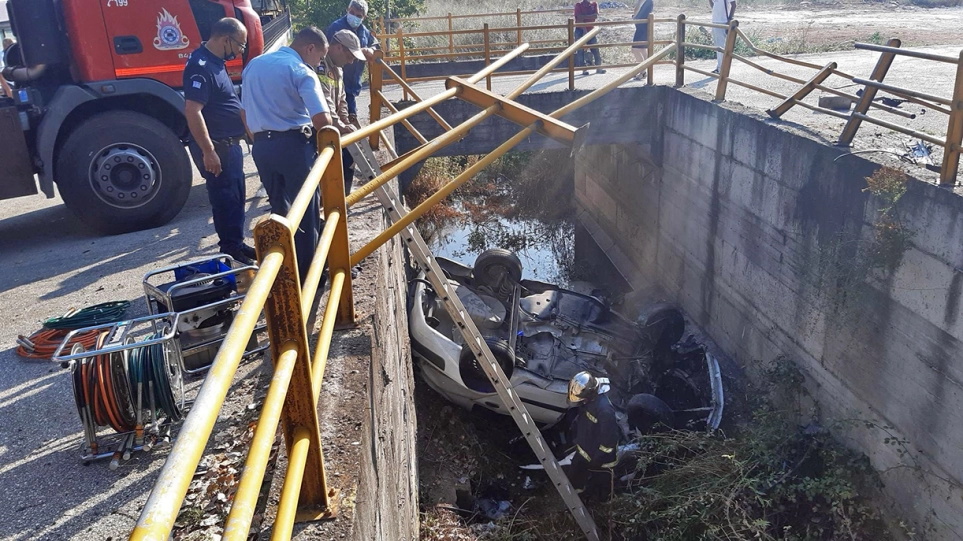 Καβάλα: Αμάξι εξετράπη και έπεσε σε αρδευτικό κανάλι