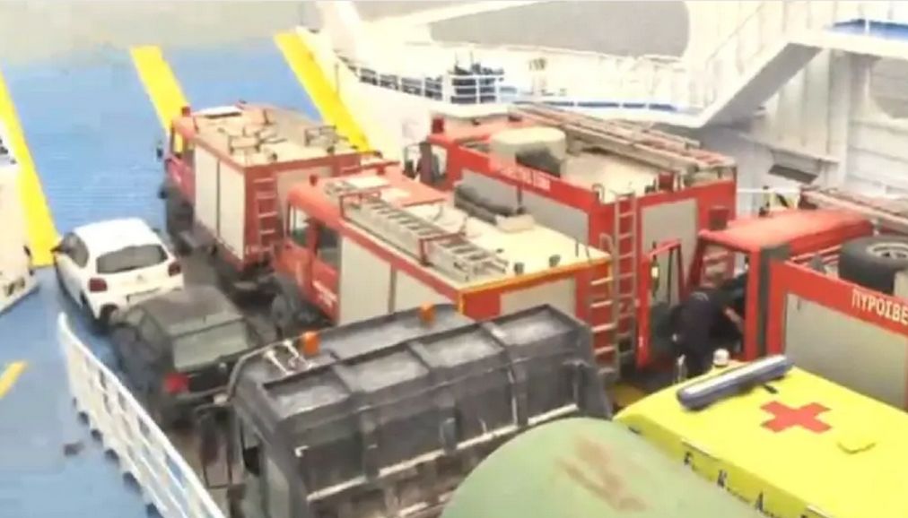 Πύρινη κόλαση στην Εύβοια – Με φέρι μποτ μεταφέρονται πυροσβεστικά, ασθενοφόρα και υδροφόρες
