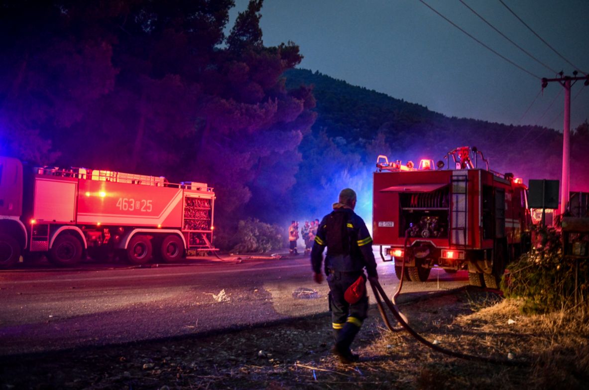 Νύχτα αγωνίας στα Βίλια –  Κοντά στον οικισμό η φωτιά