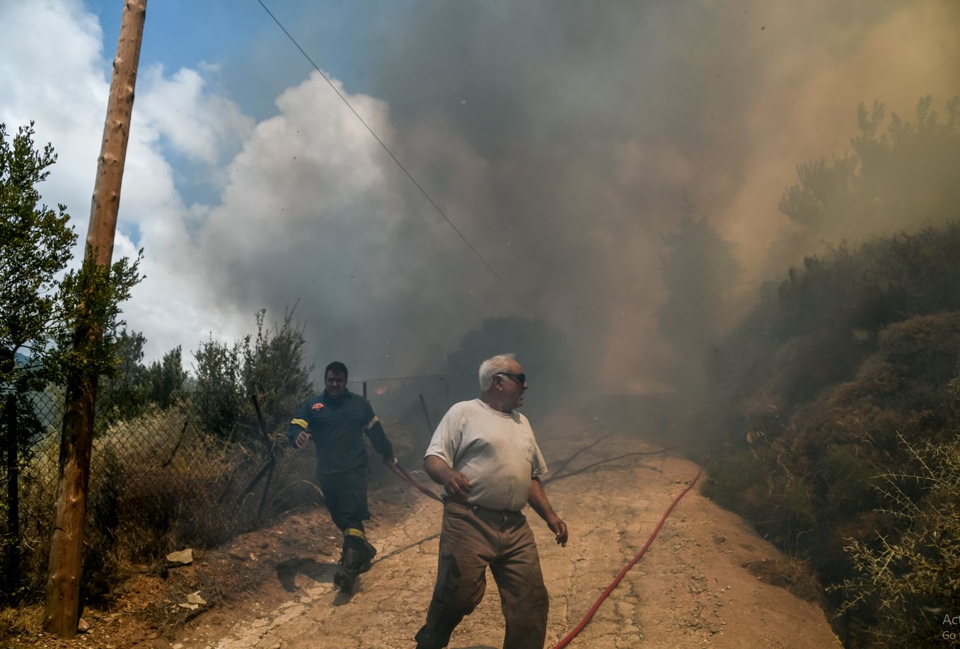 Φωτιά στα Βίλια Aττικής: Που έχει διακοπεί η κυκλοφορία των οχημάτων