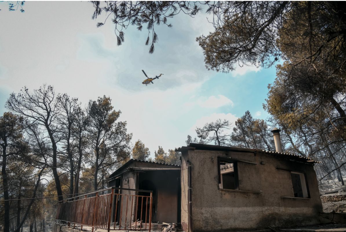 Φωτιά στα Βίλια: Οι άνεμοι οδήγησαν το μέτωπο στα νότια – Δεν απειλούνται οικισμοί