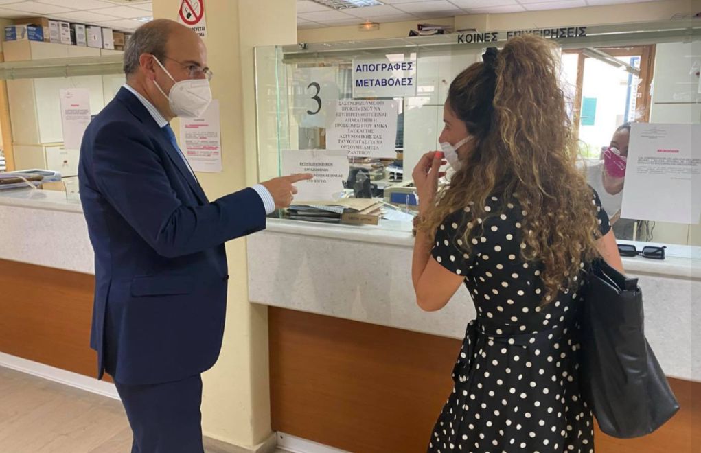 Χατζηδάκης σε υπάλληλο του ΕΦΚΑ Κέρκυρας που δεν τον… αναγνώρισε: «Είμαι ο υπουργός, πιστέψτε με!»