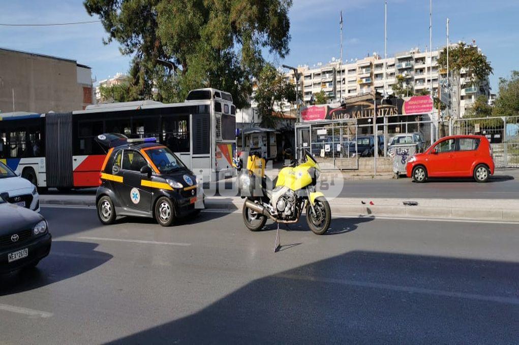 Θεσσαλονίκη: Τροχαίο στην Μοναστηρίου – Χωρίς τις αισθήσεις της η οδηγός της μηχανής