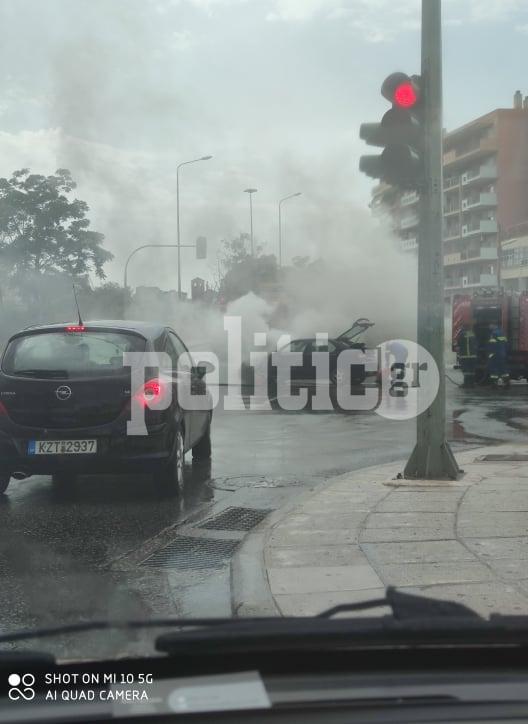 Θεσσαλονίκη – ΤΩΡΑ: Αυτοκίνητο τυλίχθηκε στις φλόγες στη μέση του δρόμου