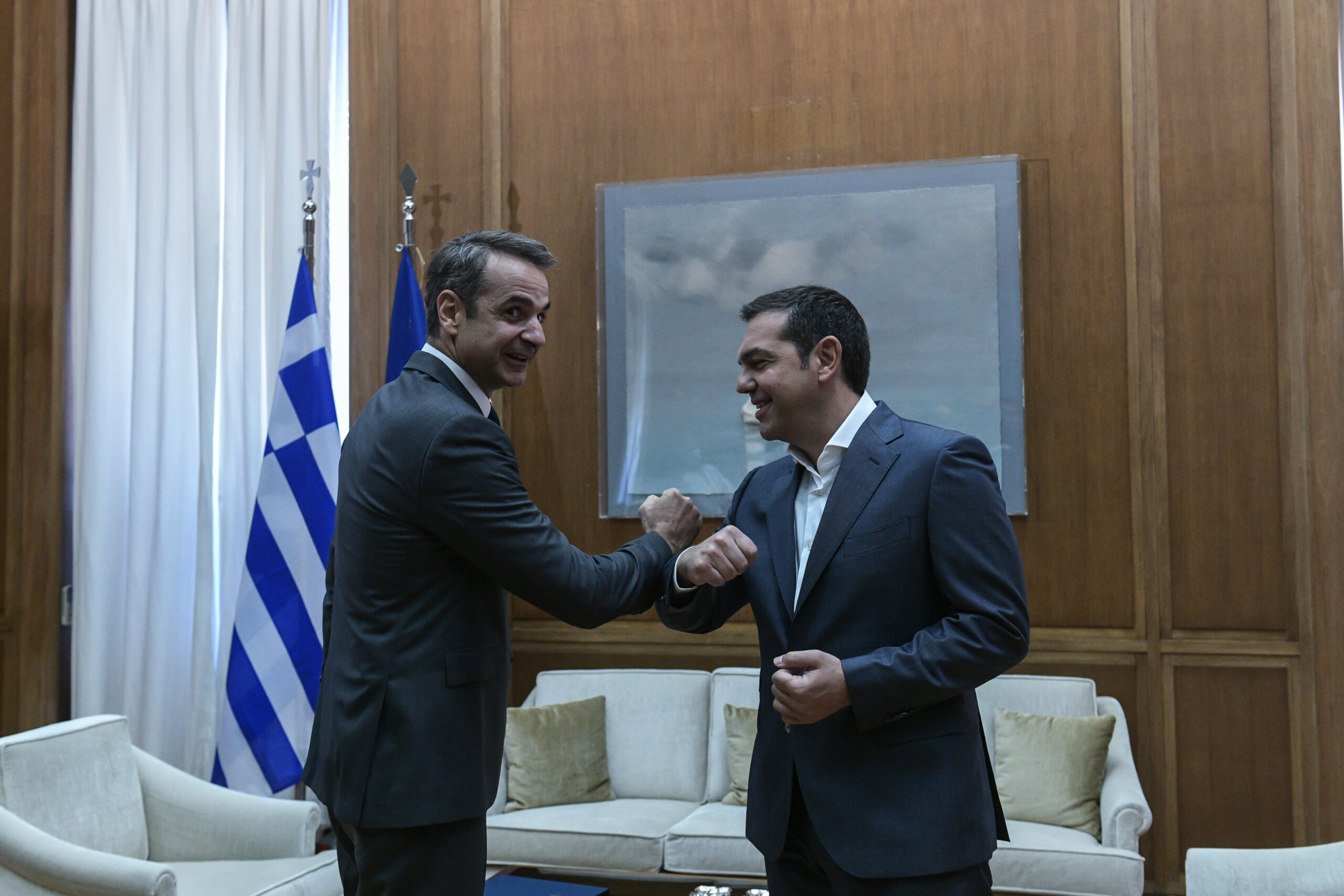 Βουλή: Σήμερα στις 10 η κόντρα Μητσοτάκη – Τσίπρα για τον κορονοϊό