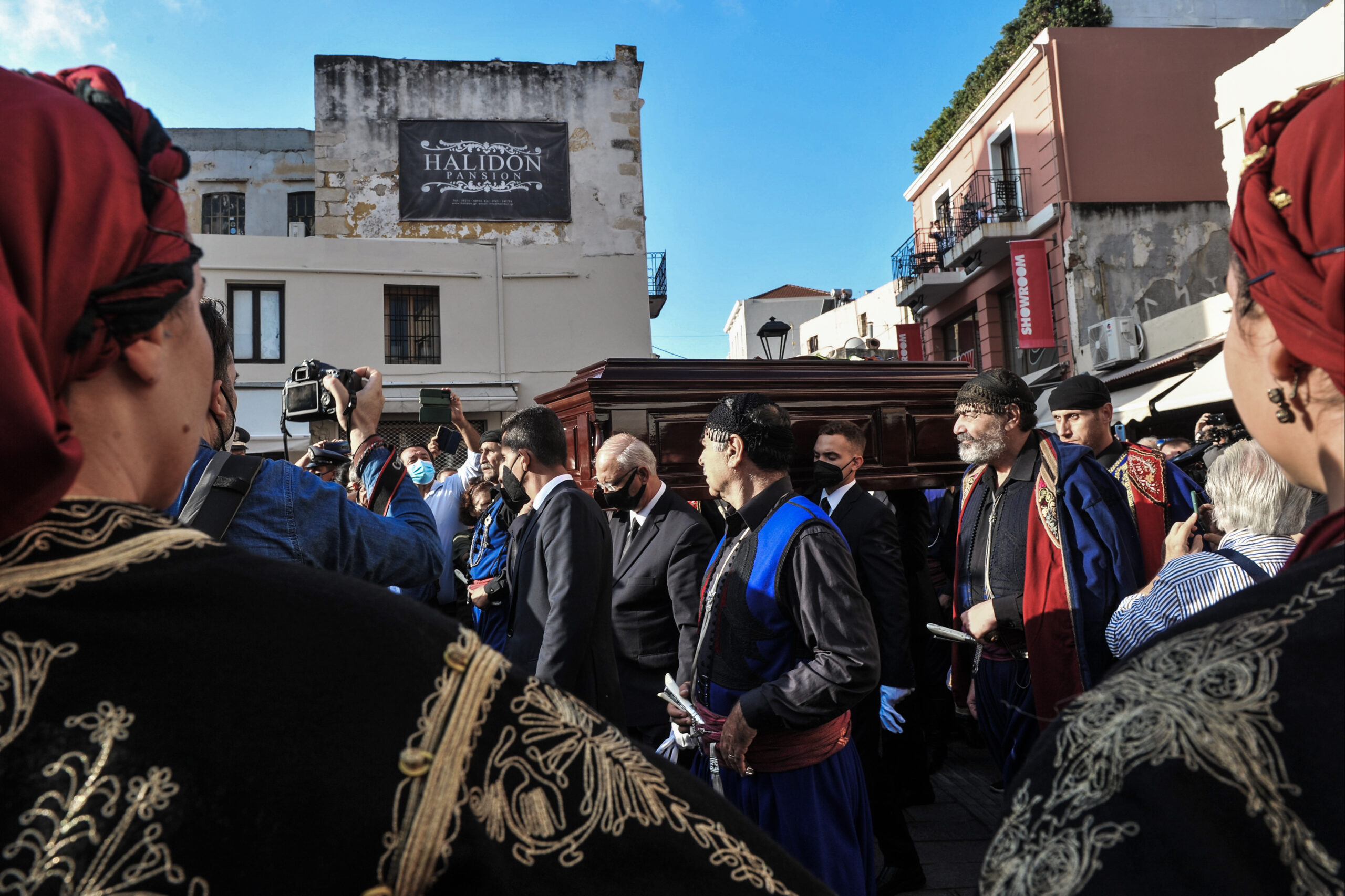 Έφτασε η σορός του Μίκη Θεοδωράκη στον Γαλατά – Ψάλλεται η εξόδιος ακολουθία του κορυφαίου συνθέτη