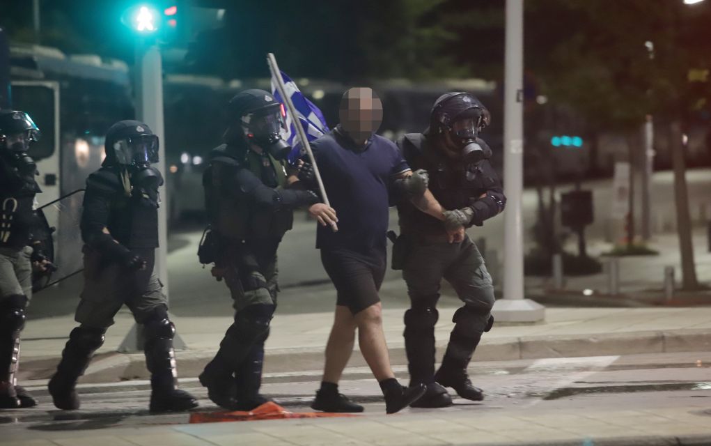 Θεσσαλονίκη – ΔΕΘ: Συλλήψεις και προσαγωγές για τα επεισόδια στην πορεία αντιεμβολιαστών (pics & vids)