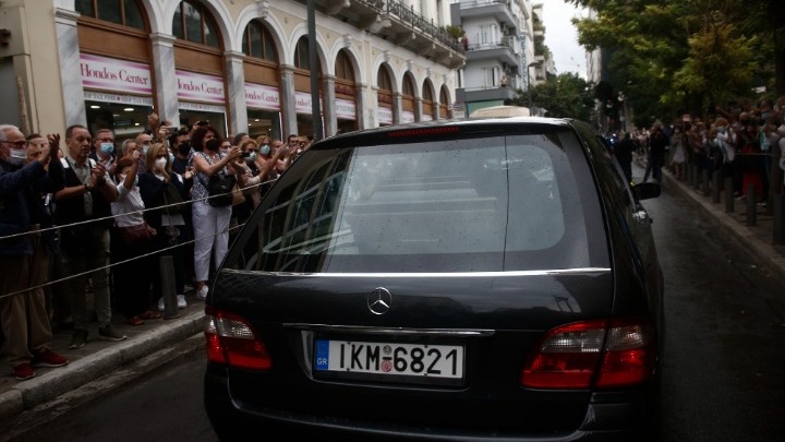 Με ιαχές «Αθάνατος» αποχαιρέτησε το πλήθος τον Μίκη Θεοδωράκη