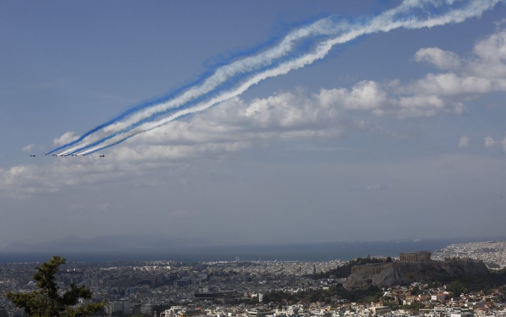 Εντυπωσιάζουν τα Rafale πάνω από την Ακρόπολη – Σχημάτισαν την ελληνική σημαία στον αττικό ουρανό (pics & vids)
