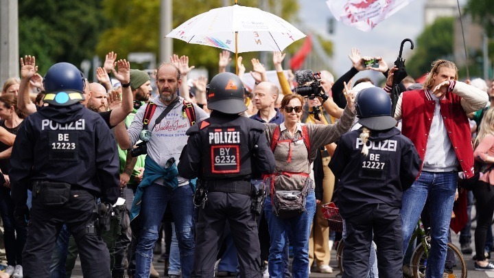 Γερμανία: Οι ανεμβολίαστοι γιατροί που θα μπαίνουν σε καραντίνα δεν θα πληρώνονται