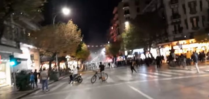 Θεσσαλονίκη ΤΩΡΑ – Επεισόδια μεταξύ οπαδών του ΠΑΟΚ και Αστυνομίας