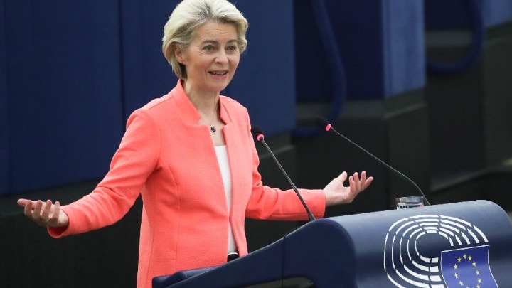 Η Ούρσουλα φον ντερ Λάιεν προειδοποιεί για μια «πανδημία των ανεμβολίαστων» (vid)