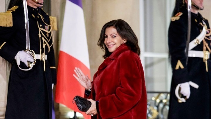 Γαλλία – Εκλογές 2022: Η δήμαρχος του Παρισιού ανακοίνωσε την υποψηφιότητά της – Τι ποσοτά συγκεντρώνει ο Μακρόν