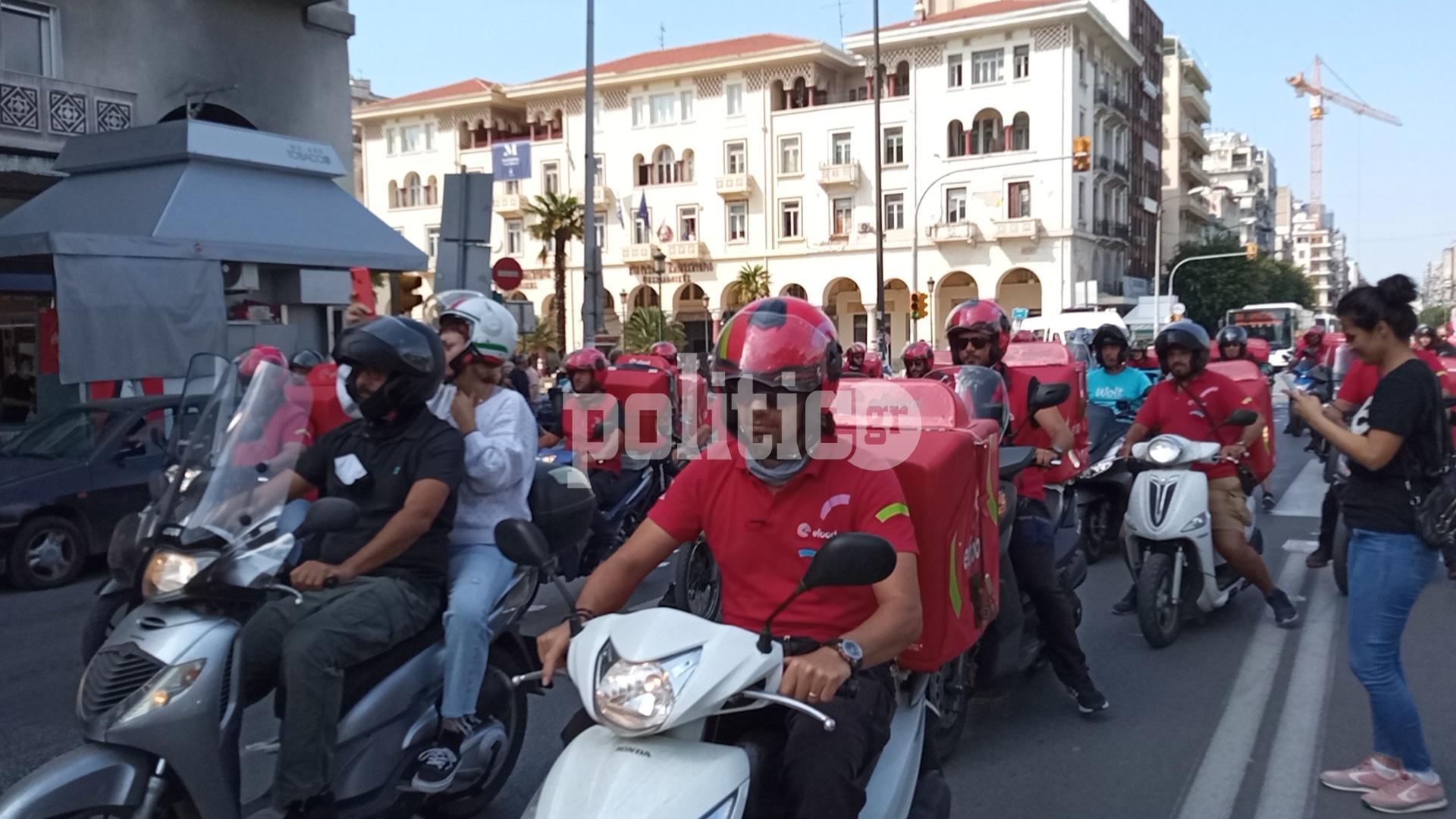 Θεσσαλονίκη: Συγκέντρωση και μοτοπορεία διανομέων της e-food στο κέντρο (vids&pics)