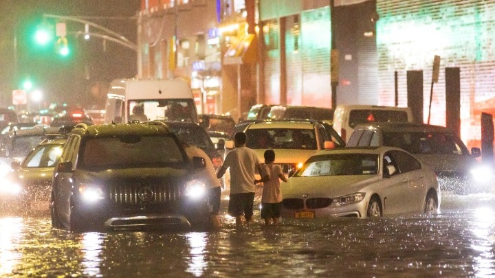 ΗΠΑ – Πλημμύρες: «Βυθίστηκαν» Νέα Υόρκη και Νιού Τζέρσεϊ – Εννιά νεκροί, μεταξύ τους ένα δίχρονο αγόρι (vids)