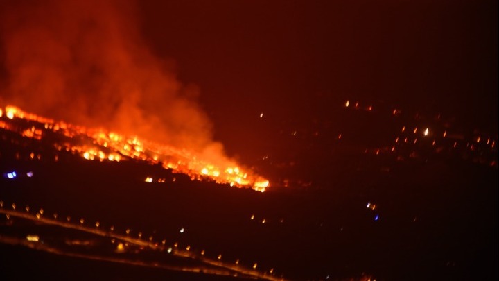 Λα Πάλμα: Η λάβα καταπίνει σπίτια – Αδιανόητες εικόνες – Χιλιάδες άνθρωποι απομακρύνθηκαν (vids)