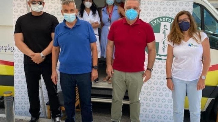 Ηράκλειο: “Γιατροί του δρόμου” – Δίπλα στους πολίτες στους κατ’οίκον εμβολιασμούς