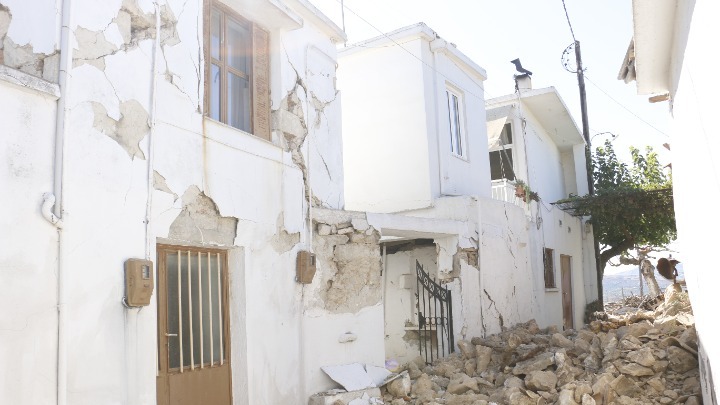 Ηράκλειο: Σε αναμονή των κοντέινερ για τους σεισμόπληκτους