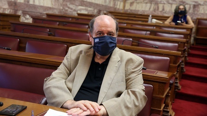 Φίλης σε Μακρή: «Τι μήνυμα στέλνετε στη Χρυσή Αυγή»;