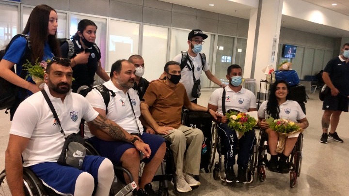 Ο Γιώργος Μαυρωτάς υποδέχθηκε τους 11 παραολυμπιονίκες που επέστρεψαν