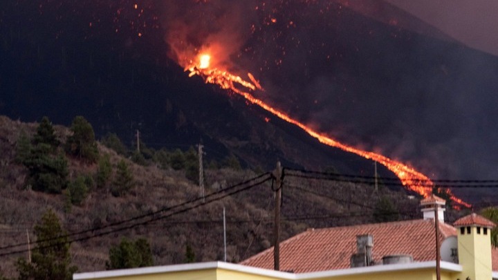 Ποτάμια λάβας ρέουν από το ηφαίστειο στην ισπανική νήσο Λα Πάλμα