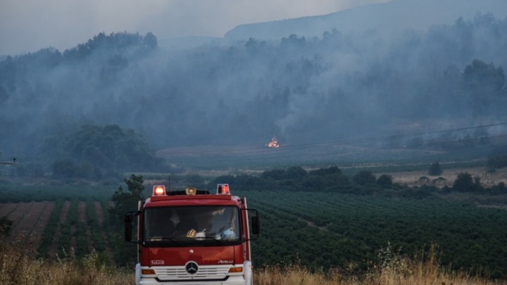 Πυρκαγιά στην Ίο – Έρχεται βοήθεια από διπλανά νησιά – 3 εναέρια μέσα μεταβαίνουν στο σημείο