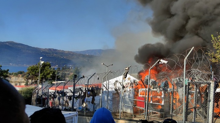 Σάμος: Πυρκαγιά στο ΚΥΤ Βαθέος – Εκκενώθηκε η δομή (vid)