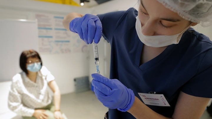 Ρωσία: Πολίτες ταξιδεύουν στο εξωτερικό για να εμβολιαστούν με ξένα εμβόλια