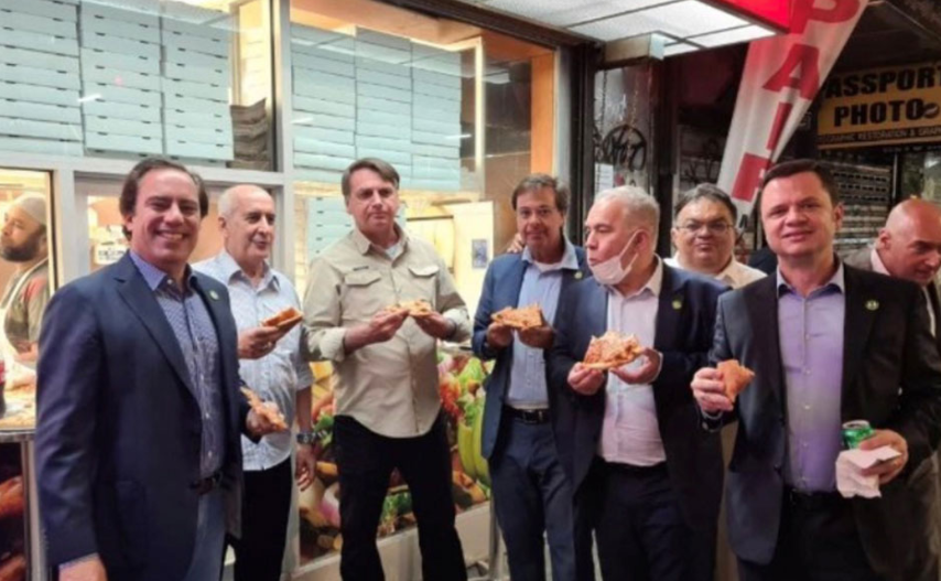Νέα Υόρκη: Αντί για χλιδάτο εστιατόριο, πίτσα στο…δρόμο για τον ανεμβολίαστο Μπολσονάρο