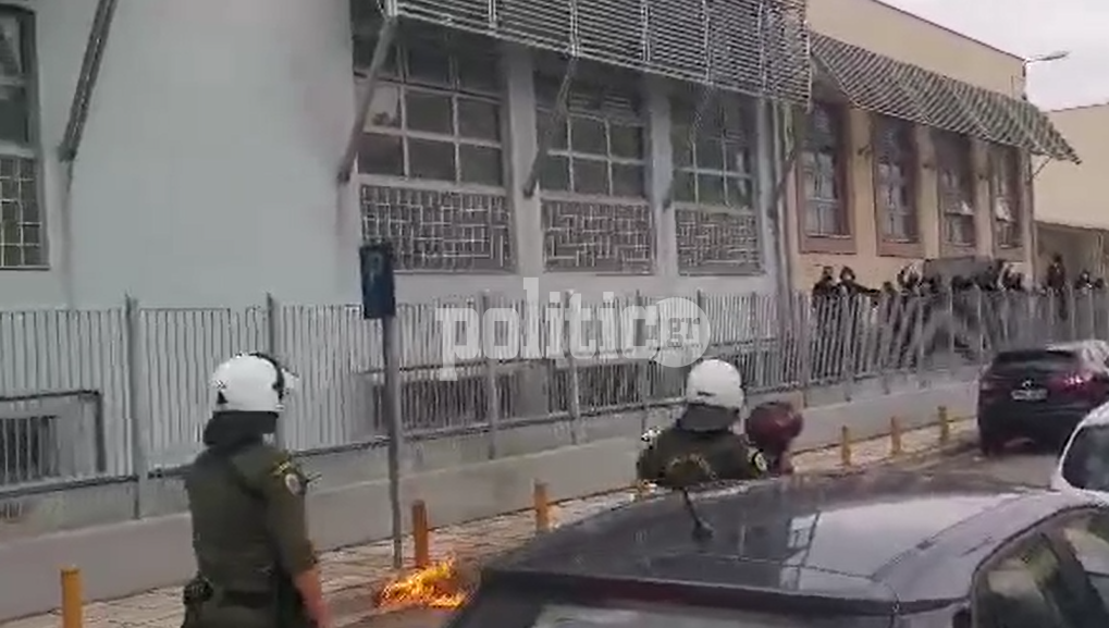 Θεσσαλονίκη – ΤΩΡΑ: Μολότοφ και δακρυγόνα έξω από το 1ο ΕΠΑΛ Σταυρούπολης (pics+vid)