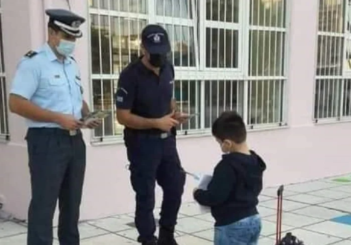 Σάλος με φωτογραφία για δήθεν ελέγχους εγγράφων αστυνομικών σε μαθητές