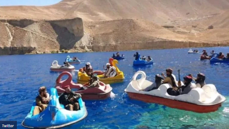 Αλλόκοτες σκηνές στο Αφγανιστάν: Ταλιμπάν διασκεδάζουν πάνω σε θαλάσσια ποδήλατα με τα όπλα αγκαλιά