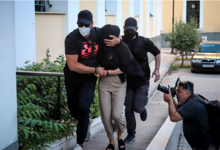 Επίθεση με βιτριόλι – Μητέρα κατηγορούμενης: «Έλεος πια, βρωμιάρηδες, ζώα»
