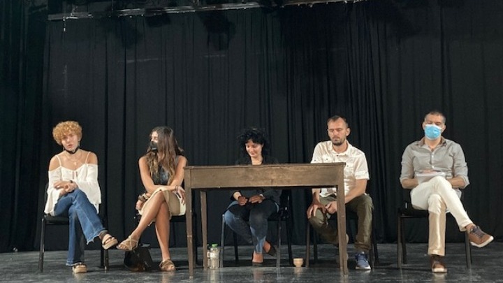 Θέατρο «Αμαλία»: Πρεμιέρα με την «Κυρά της Ρω» και με δράση αλληλεγγύης για τους πυρόπληκτους της Εύβοιας