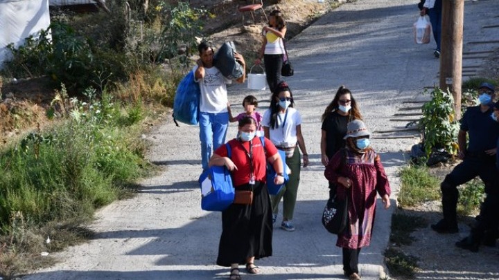 Βαθύ Σάμου: Ξεκίνησε η μεταφορά αιτούντων άσυλο από το παλιό ΚΥΤ στη νέα δομή