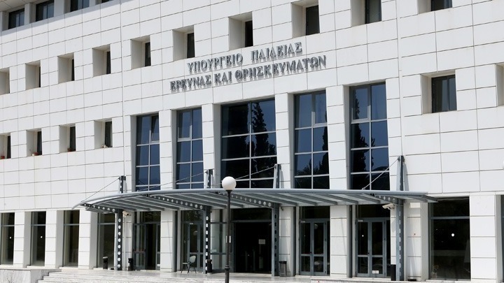 ΥΠΑΙΘ: Διόρθωση στο νόμο σχετικά με την απαλλαγή από τα Θρησκευτικά