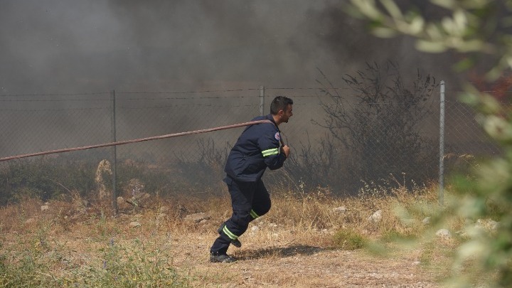 Υπό έλεγχο οι φωτιές σε Πάρνηθα και Κάλαμο