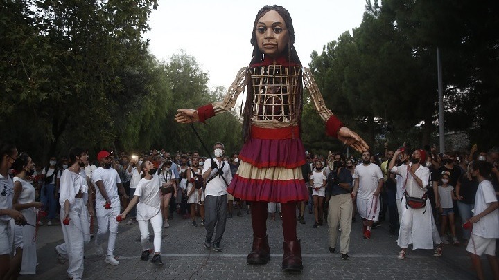 Με το τραγούδι «Άσμα Ασμάτων» η μικρή Αμάλ περιπλανήθηκε στο κέντρο της Αθήνας
