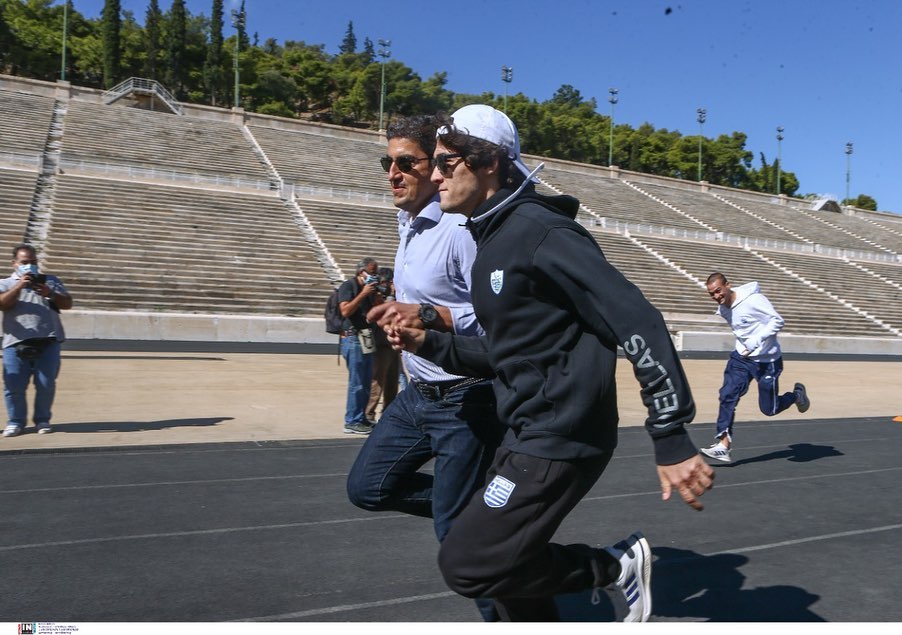 O Αυγενάκης έτρεξε «100αρι» με μαθητές Γυμνασίου και Δημοτικού για την Ημέρα Σχολικού Αθλητισμού (pics)