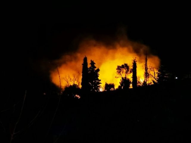 Φωτιά στη δομή προσφύγων στο Βαθύ Σάμου (Video)