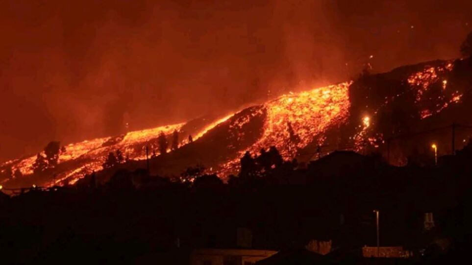 Καταστρέφει τα πάντα στο πέρασμα της η λάβα στη Λα Πάλμα – Με αμείωτο ρυθμό συνεχίζονται οι εκκενώσεις(vid)