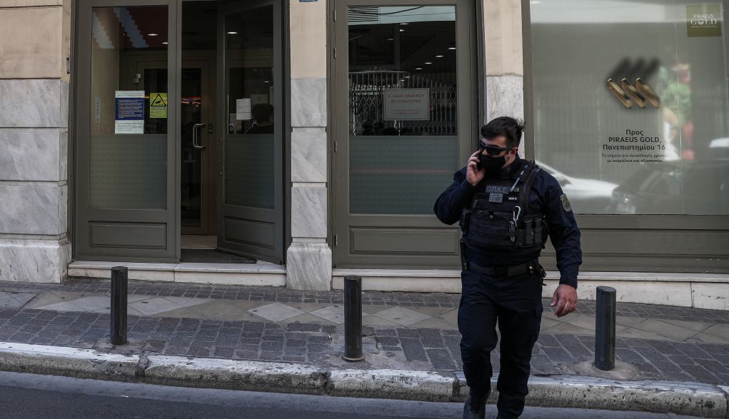 Ληστεία σε τράπεζα της Αθήνας μέρα μεσημέρι: Δίδυμο δραστών με καλάσνικοφ ψάχνει η ΕΛΑΣ (pics)