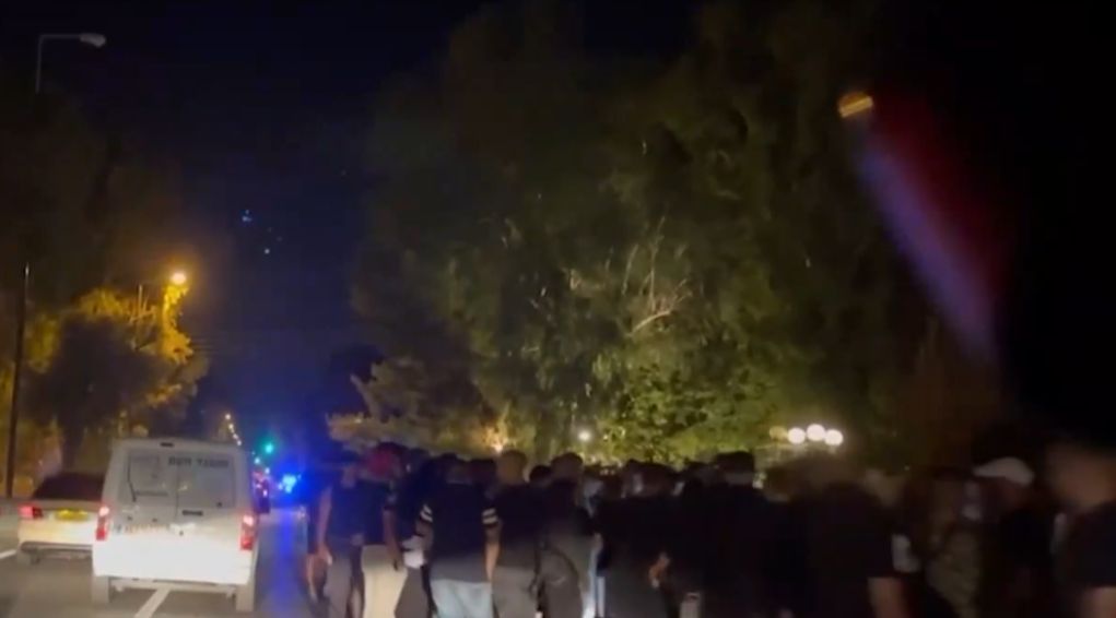 Θλίψη για τον θάνατο του Mad Clip: 2.000 άτομα στο σημείο που σκοτώθηκε χθες (vid)