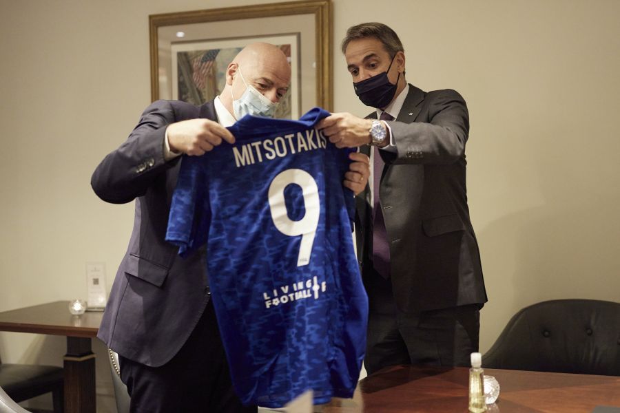 Φανέλα με το νούμερο 9 έδωσε ο πρόεδρος της FIFA στον Μητσοτάκη – Συνάντηση στη Νέα Υόρκη (pics)