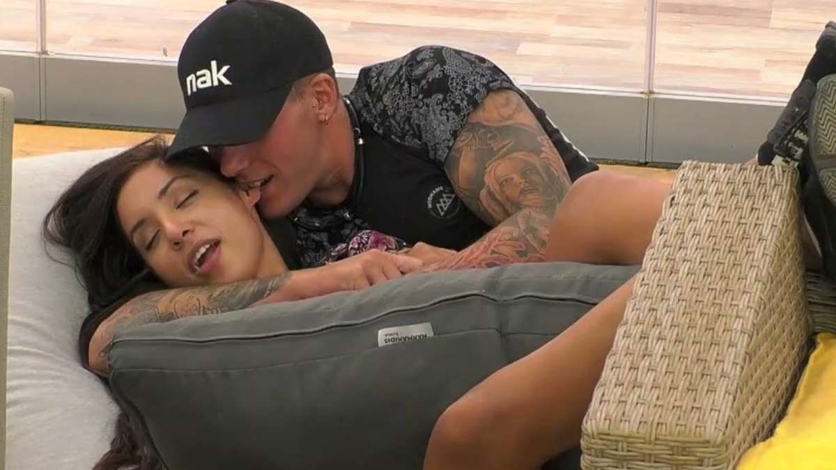 Big Brother: Καυτά φιλιά μέσα στο μπάνιο για Παναγιώτη και Ανχελίτα (pics)