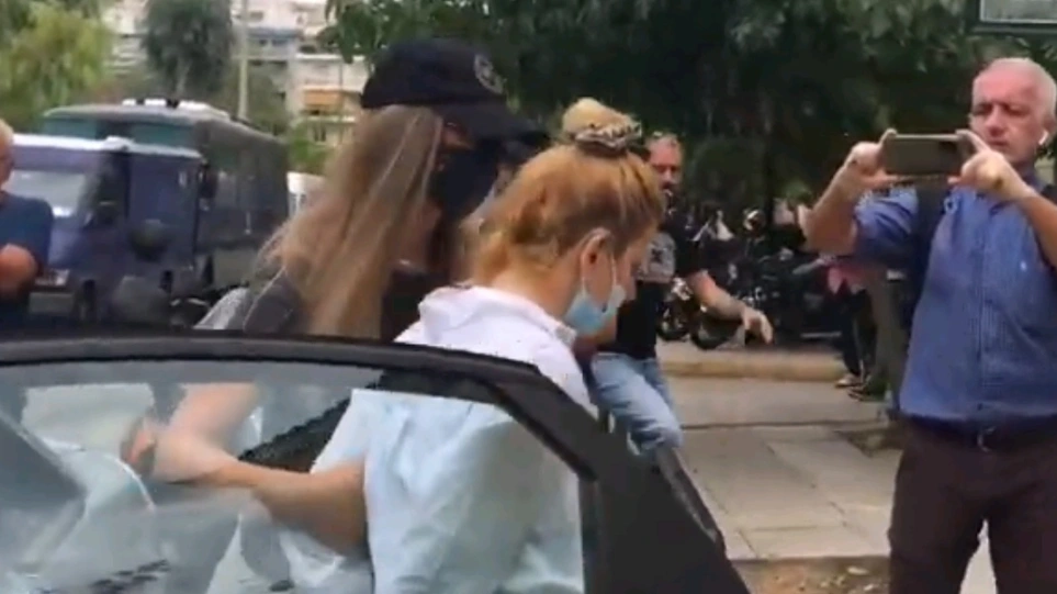 Στον ανακριτή η Έλενα Πολυχρονοπούλου και ο σύντροφός της (vid)