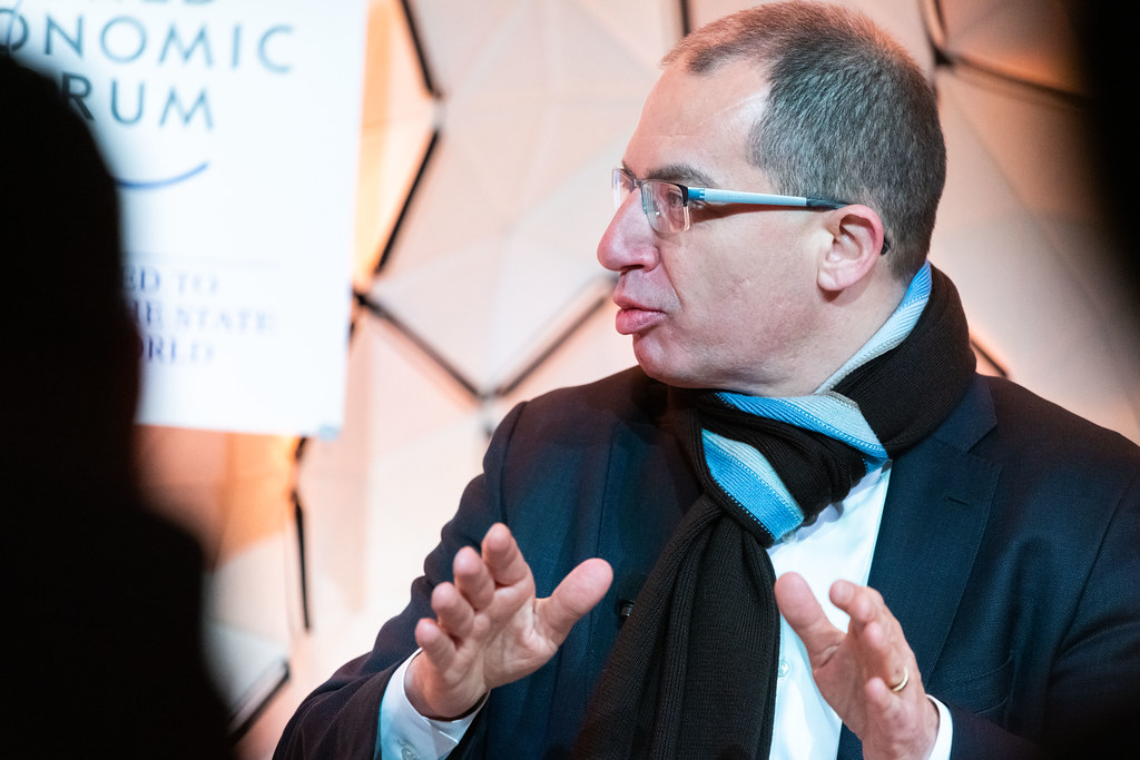 Τέλος της πανδημίας σε έναν χρόνο βλέπει ο CEO της Moderna, Στεφάν Μπανσέλ