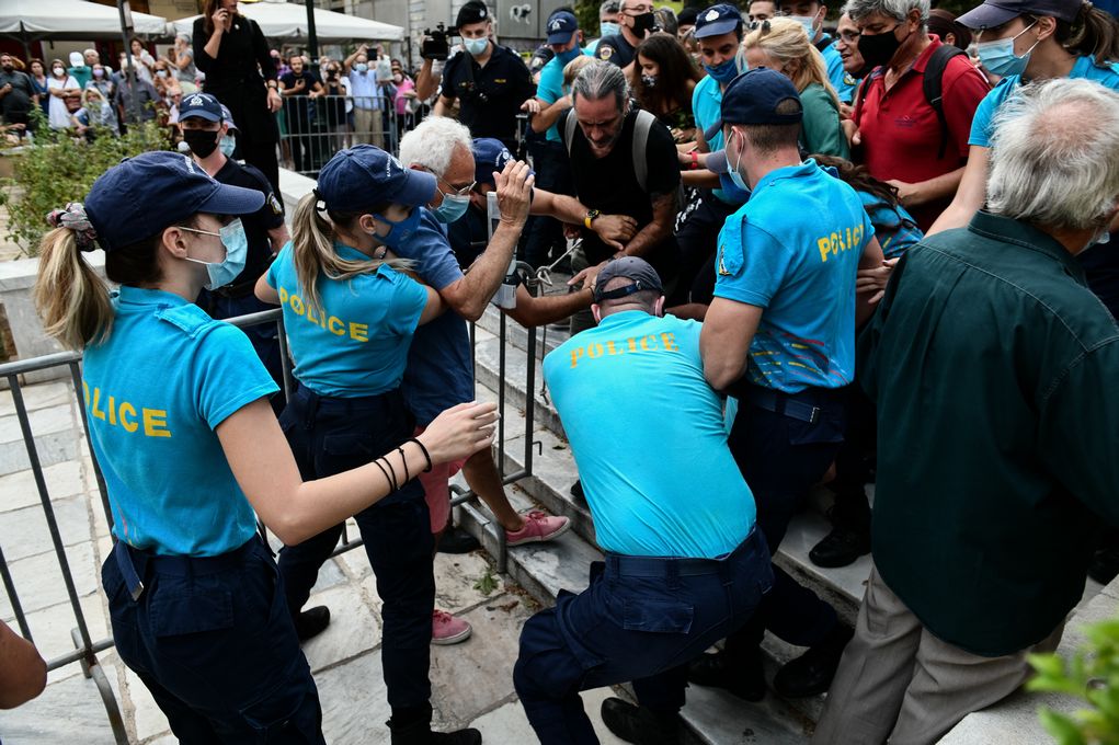 Κηδεία Μίκη Θεοδωράκη: Προσπάθησε να σταματήσει τον κόσμο η αστυνομία – Έσπασαν τα μπλόκα οι δεκάδες παρευρισκόμενοι