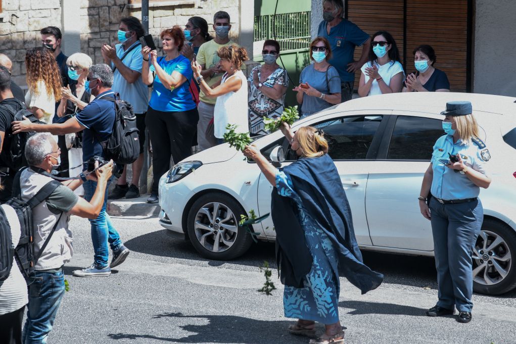 Μαργ. Θεοδωράκη: Ήταν καλός και σπουδαίος, να τον αγαπάτε – Κλίμα συγκίνησης έξω από το σπίτι του (pics)