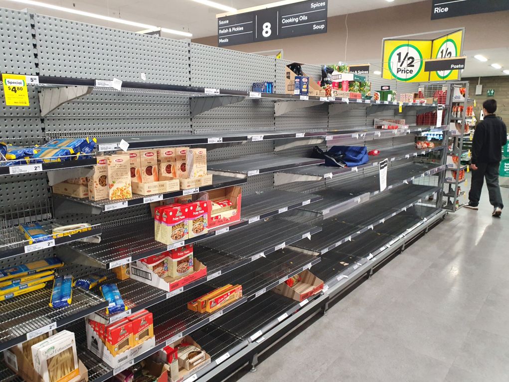Χάος στη Βρετανία: Άδεια ράφια και ελλείψεις προϊόντων – «Δεν έχουμε καν νερό!»